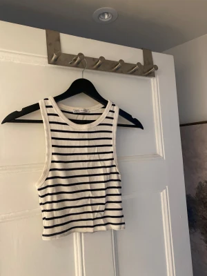 Topp Zara - Topp från Zara, sömmen har dessvärre släppt lite undertill men inget man störs av/märker av. 