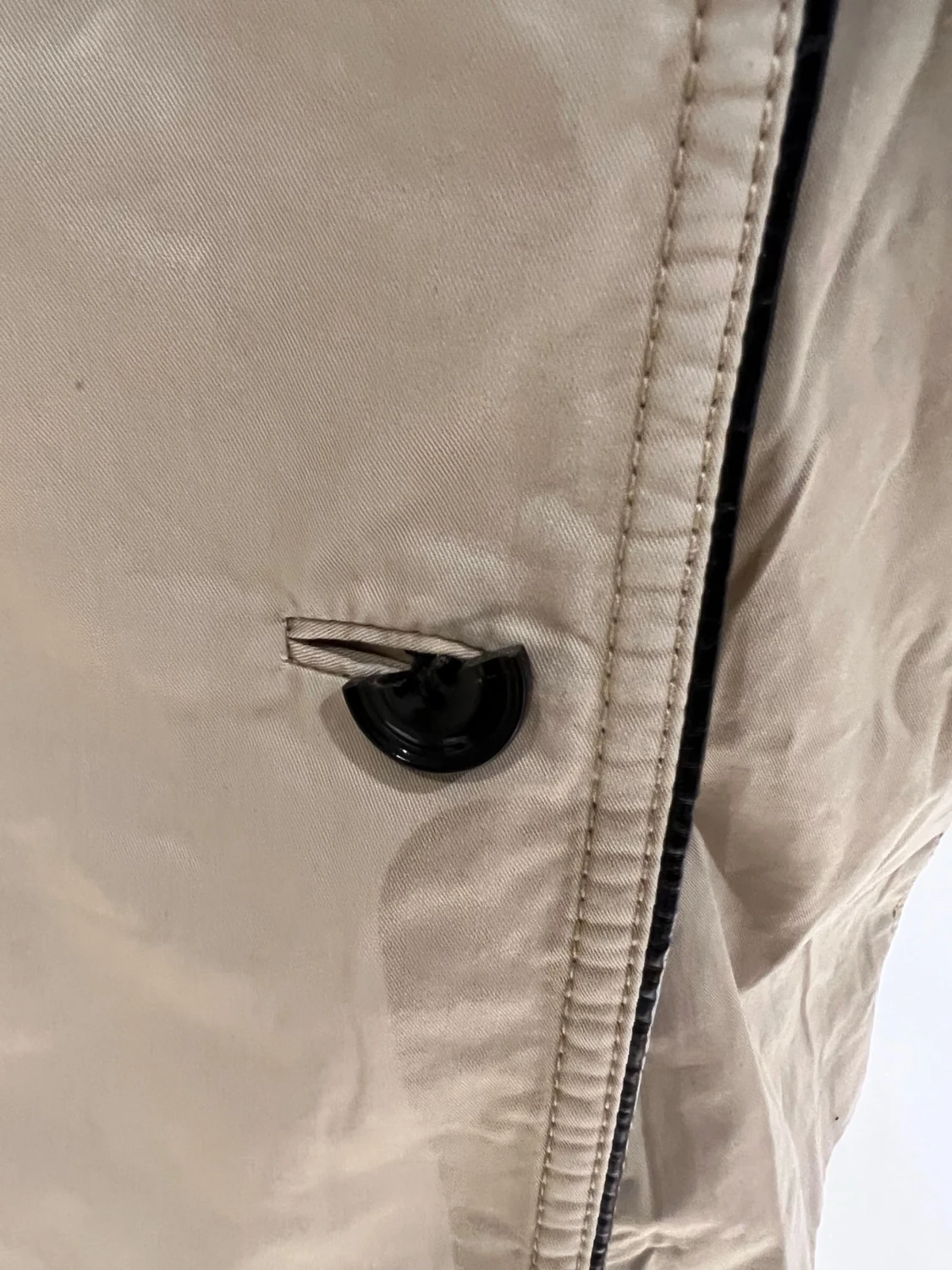 Beige trenchcoat med gulddetaljer - 2