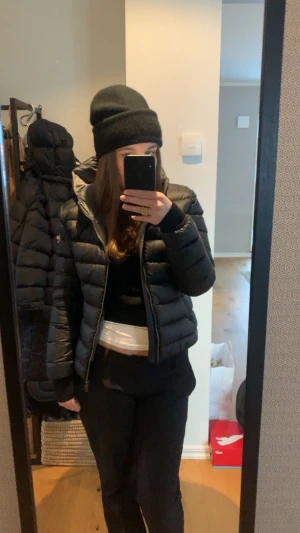 Colmar jacka  - Säljer nu min fina colmar jacka. Jackan är använd men fortfarande i bra skick. Jackan har några skavanker som ett jätte litet hål som knappt syns samt ahh dragkedjan inte går upp hela vägen (jag som använder jackan ser inget problem då jag inte drar upp hela vägen eftersom det inte är min smak). !!Jackan är i storlek 42 men det är italiska storlekar så skulle säga det är som 34/36 i storlek!!