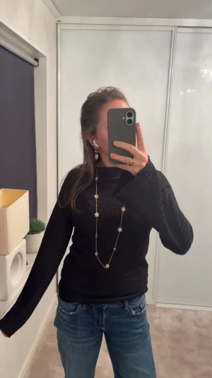 Svart långärmad tröja 🥰 - Sjukt snygg tröja! Den är så så fin men säljer så jag inte använder den längre!