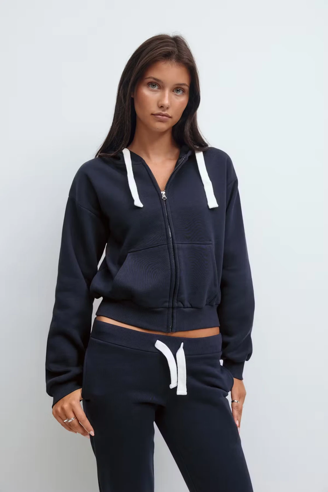 Mörkblå hoodie med dragkedja