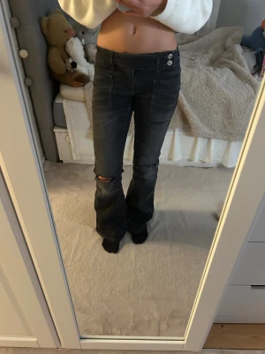 Svart/gråa bootcut jeans med slitningar   - .