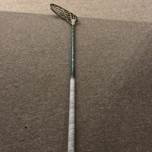 Zone Prolight - Riktigt fräsch klubba från Zone Floorball i toppskick!  Ny linda (aldrig använd) från Klubbhuset och nytt Zone AirOne-blad i PE – redo för spel direkt. Lätt, rapp och grym känsla  Specifikationer: Kapad till 96 cm 100% premium carbon 27 flex AirOne blad (pe plast) Nypris: omkring 1899 kr   Kontakta gärna vid funderingar 😀 Mvh Ludvig