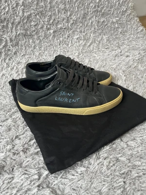 Saint Laurent sl/06 sneakers  - Säljer ett par sköna SL dojor, i läder därav ett lite skönare alternativ till vintern! | Fint skick förekommer mindre tecken på användning som kan ses på bilderna! | Kommer med dustbags! | Ställ gärna frågor innan du köper