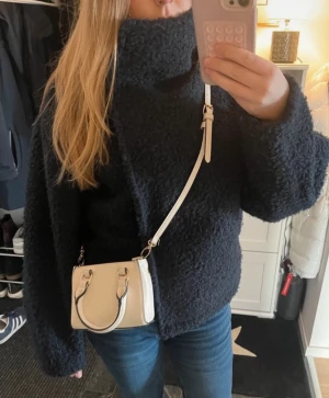 Teddy kappa - Fin kappa från Gina som inte kommer till användning. Super mysig och passar till alla plagg och tillfällen. Man kan använda den på olika sätt som att klä upp eller ner sig genom att knäpp kappan på olika sätt.Nytt pris 600;-