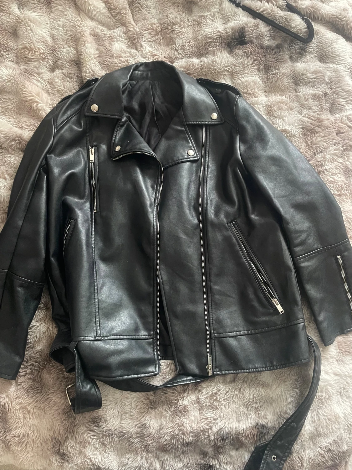 Svart skinnjacka med bälte och dragkedjor - 1