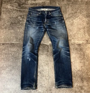 Dry Our legacy jeans - Stört feta our legacy first cut jeans. Storlek 30/32. Börjat få lite slitningar som enligt mig bara gör dom fetare🔥För fler frågor är de bara att höra av sig🙌🏼