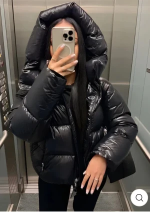 Svart pufferjacka med huva - Helt ny vinterjacka. Den är aldrig använd endast testad en gång. Jag säljer eftersom jag inte kan returerna. Nypris är 1700kr men vill bli av med den så fort som möjligt. 