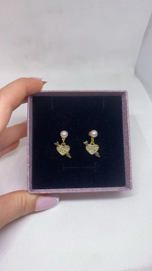 Pearl Golden Arrow Through Heart earrings🤍✨ - Supersöta handgjorda örhängen!💘100kr/paret 50kr/st. Frakt vid köp med Swish: 18kr💕