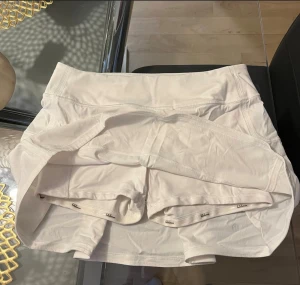 Vit sportig kortkjol med shorts - Snygg vit kortkjol med inbyggda shorts från lululemon! 🥰