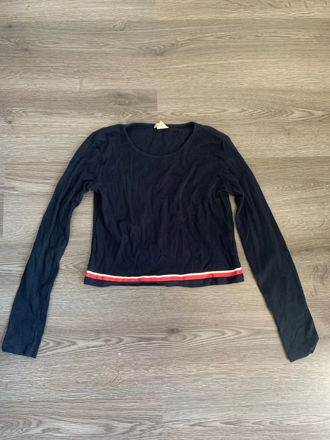 Mörkblå croppad långärmad topp