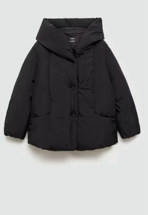 Svart pufferjacka - Supersnygg vinterjacka som håller värmen! Cool lite oversized look med en stor luva. Sparsamt använd, i perfekt skick💕