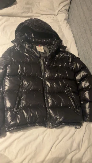 Moncler maya - Jag säljer denna moncler jackan av modellen Maya eftersom jag gått ner i vikt och den passar ej mig längre så jag vill bli av med den och behöver pengar.jackan är i storlek 3/L