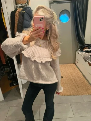 Rosa stickad volangtröja från Pieces - Superfin ljusrosa stickad tröja från Pieces i storlek M. Den är i fint skick och supermysig nu till vintern! 