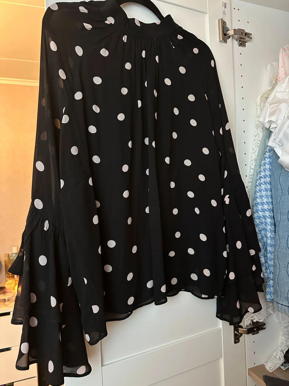 Svart prickig blus - & Other Stories