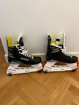 Bauer Supreme S35 hockeyskridskor - Säljer ett par Bauer Supreme S35 hockeyskridskor med svart och gul design, vita snören och detaljer i silver. Storlek 7.5 vilket motsvarar ungefär 40/41, perfekta för kommande vinter.