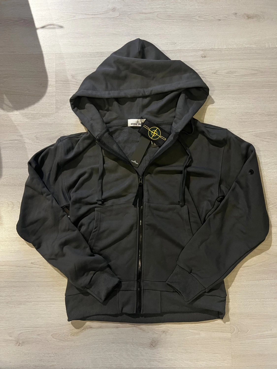 Mörkgrå hoodie från Stone Island - 2