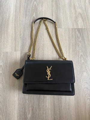 Handväska YSL - Supersnygg handväska. Går att bära både som cross body och över axeln. Använd vid ett tillfälle. Skriv för frågor❤️