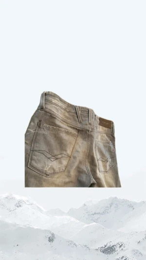 Replay grå jeans med slitningar - Säljer ett par grå jeans från Replay med coola slitningar och tvättad look. Klassisk femficksmodell med Replay-logga på fickan och bak. Jeansen har raka ben och snygga detaljer på bakfickorna. Perfekta för dig som gillar en avslappnad stil. Riktig feta o najs passar dig som är 180-190, unika o stilrena 