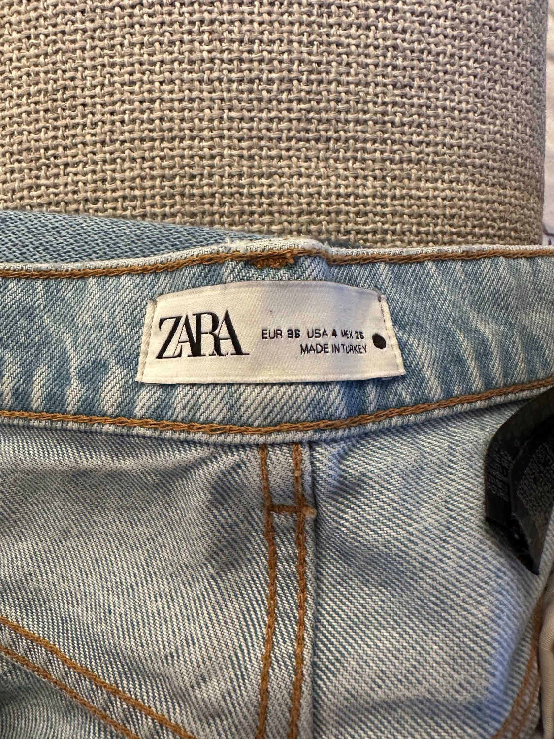 Ljusa ripped jeans från Zara - 2