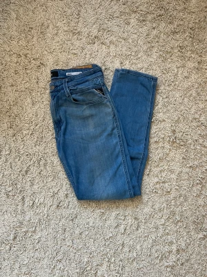 Replay Anbass jeans  - Hej! Säljer dessa sjukt snygga Replay Anbass jeans perfekta inför vintern!❄️Storlek: 31/32 och skicket är bra.🙌