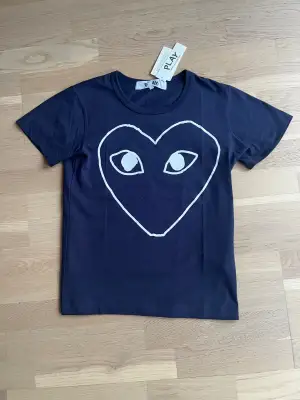 Hej! Säljer nu denna riktigt feta t-shirt från comme des garcons. Den är i storlek S men sitter mycket mer som XS, sitter litet. Hör av dig om du vill ha mått eller har andra funderingar! 