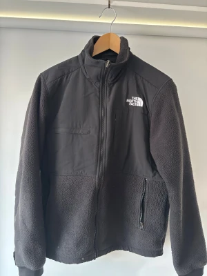 The North Face fleece - Svart the north face fleecetröja i storlek S. mycket fint skick utan defekter