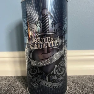 Jean Paul Gaultier Le Male Lover - Limited edition Le Male Lover från Jean Paul Gaultier. Flaskan har en unik design med tatueringsinspirerade detaljer och levereras i originalförpackning. Perfekt för dig som vill sticka ut med en ikonisk och samlarvänlig parfym. Priset är inte hugget i sten. Hör av om frågor