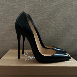 Christian Louboutin ”So Kate” storlek 37,5 - Svarta stilettklackar i matt skinn från Christian Louboutin pumps i modellen ”So Kate”. Spetsig tå. I mycket gott skick. Rött skydd för främre delen av sulan sitter på.  Storlek: 37,5. Klackhöjd: 120mm/12cm Material: skinn Referensnummer: 3130693(BK01) Nypris: 8300kr  Box, dustbag och det ni ser på bilderna medföljer. Klackarna är inköpta på Tradera och jag säljer pga att de för stora för mig tyvärr.  Eventuell avhämtning sker i Uppsala. Skicka ett meddelande om du har fler frågor.