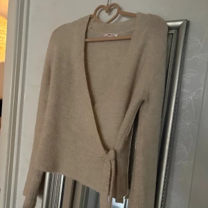 Stickad omlott kofta Gina Tricot - Jätte mysig omlott kofta från gina young, storlek 170 men passar dig som vanligt vis har S/36