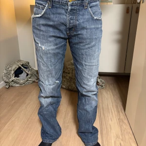Lee jeans  - Säljer min morfars gamla vintage jeans från Lee. Jeansen passar båda killar & tjejer skulle jag säga. Storleken på dessa jeans vet jag tyvärr inte så lappen är borta men skulle säga 30/32.🙌🏽