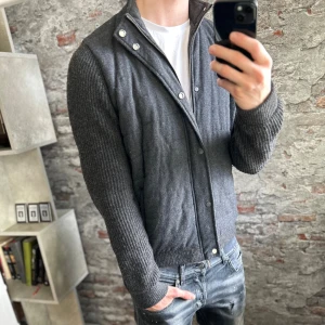 Massimo Dutti Cardigan - Mycket fint skick, inga defekter. Storlek L men sitter mer som M/L, passar dig som är mellan 178-185cm ungefär. Nypris ca 2000kr. Modellen är 185 cm, 79 kg. Passar bra nu till vintern. Skriv för mer information!🤝