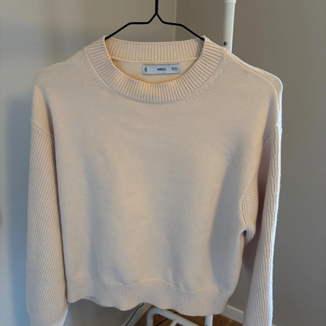 Beige stickad tröja från MANGO