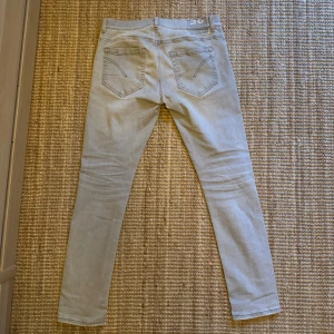 Dondup jeans - Nu säljer vi dessa feta ljusgråa Dondup jeans, storlek 35 men passar mer som 32. Skicket är okej, en fläck som blivit lite blek (se bild) och lite slitning vid ena framfickan. Annars är de i fint skick! Hör av er vid frågor, priset kan diskuteras!