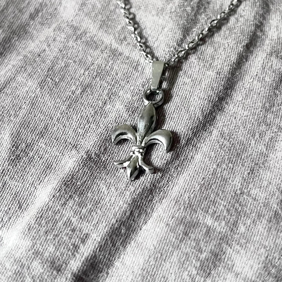Minimalist Fleur De Lis