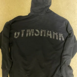 Svart hoodie från Gymshark med dragkedja - Storlek S men overzied passar M/L 