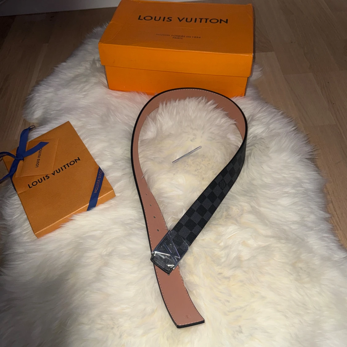 L och v svart rutig skinnbälte - 1