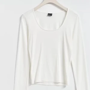 Trendig topp - Säljer min super fina topp med utsvängda armar. Säljer på grund av att den inte används längre. Skriv privat för fler bilder. Pris kan diskuteras!!💗💗