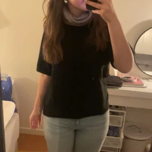 Kortärmad stickad tröja  - Svart stickad tröja med kort ärm från hm