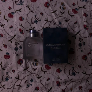 Dolce & Gabbana Light Blue Pour Homme 200ml - Stilren herrparfym från Dolce & Gabbana. Light Blue Pour Homme, Eau de Toilette, 200 ml. Tillverkad i Italien. Perfekt för dig som vill sticka ut med en ikonisk doft. 180ml kvar