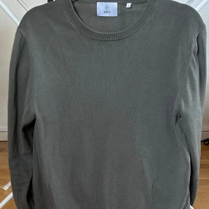  långärmad tröja från Bläck - En stilren långärmad tröja från Bläck med rund halsringning. Tröjan är i mjuk bomull och har en enkel, clean look utan mönster eller detaljer.