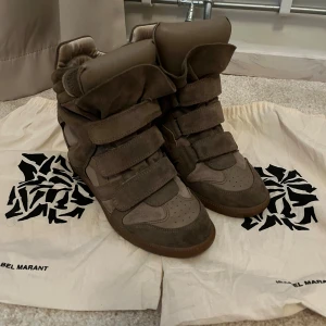 Isabel Marant skor - Säljer ett par ikoniska Isabel Marant skor!! Dem är i en kakhi färg så mörkgröna/bruna! Kan skicka fler bilder privat! 