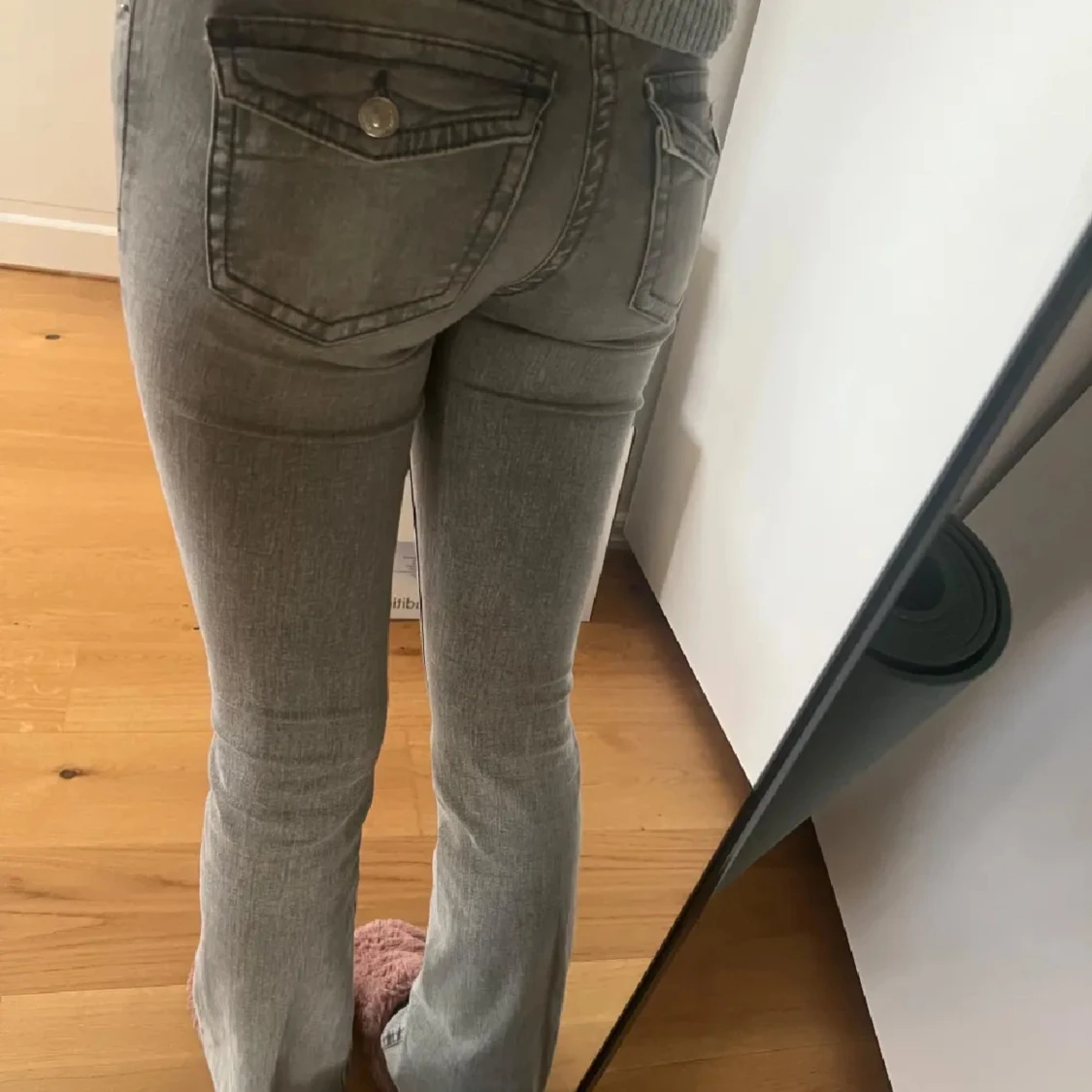 lågmidjade bootcut jeans