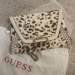 Guess väska leopard - Superfin väska , dustbag tillkommer, lite slitage inuti väskan inget som syns utåt.🎀