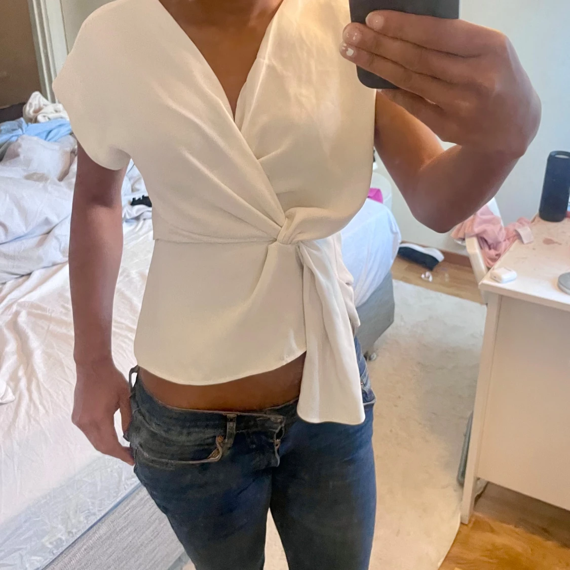 Vit omlottopp med knyt