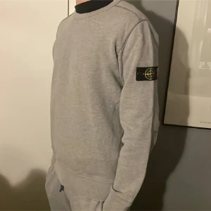 Stone Island tröja - Riktigt snygg Stone Island i mycket bra skick. Inte alls mycket använd, helt i nyskick. Passar  156–164 cm. Äkta patch, skön kvalitet och stilren färg. Kan användas till alla möjliga olika stilar.  Pris: 650 kr  Skickas tryggt  