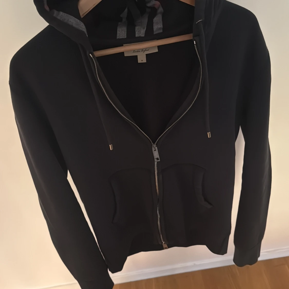 Svart hoodie från Burberry med dragkedja