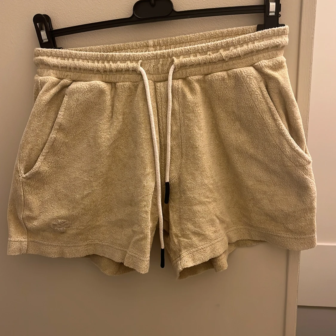 Beige frottéshorts från OAS