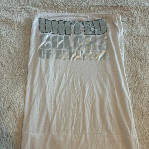 Y2k topp  - Snygg Y2k topp med glittrande paljetter och metallic-tryck framtill. Toppen har en rak passform och är gjord i mjuk bomull. Knappt använd. Söndrig söm längst upp pågrund av pris 