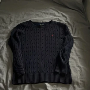En mörk blå Ralph Lauren tröja i storlek L men funkar M och S. - Den här tröjan har inte används så mycket så den har väldigt bra skick. Försöker posta så snabbt som möjligt. 😎